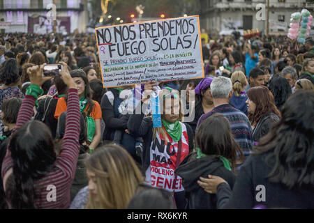 Buenos Aires, capitale federale, Argentina. 8 Mar, 2019. In occasione della Giornata internazionale della donna, femminista gruppi provenienti da tutto il paese chiamato per un mese di marzo in tutto il paese. Intorno alle 8:30 pm, più di centomila persone sono state presenti alla mobilitazione e successiva concentrazione.Nel centro di Buenos Aires, sin dal mattino, vari gruppi di donne sono scese in piazza per rendere le loro esigenze sentite. Nelle strade che circondano il Congresso Nazionale ci sono diversi gruppi che rivendicato dalle prime ore del pomeriggio per i diritti delle donne. (Credito Immagine: © Roberto un Foto Stock