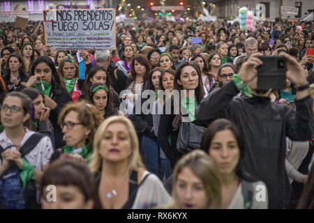 Buenos Aires, capitale federale, Argentina. 8 Mar, 2019. In occasione della Giornata internazionale della donna, femminista gruppi provenienti da tutto il paese chiamato per un mese di marzo in tutto il paese. Intorno alle 8:30 pm, più di centomila persone sono state presenti alla mobilitazione e successiva concentrazione.Nel centro di Buenos Aires, sin dal mattino, vari gruppi di donne sono scese in piazza per rendere le loro esigenze sentite. Nelle strade che circondano il Congresso Nazionale ci sono diversi gruppi che rivendicato dalle prime ore del pomeriggio per i diritti delle donne. (Credito Immagine: © Roberto un Foto Stock