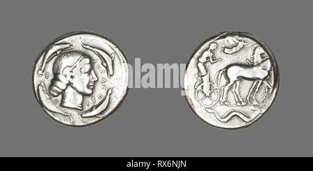 Tetradrachm (moneta) raffigurante Arethusa. Greco, coniate in provincia di Siracusa. Data: 474 BC-450 BC. Dimensioni: diam. 2.6 cm; 16,95 g. Argento. Origine: Grecia antica. Museo: Chicago Art Institute. Foto Stock