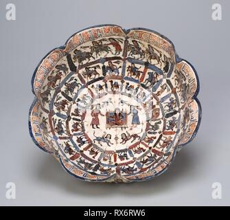 Ciotola lobata con inserita la figura e gli operatori. Iran; probabilmente Kashan. Data: 1099-1299. Dimensioni: 9,6 × 20,3 cm (3 3/4 x 8 in.). Fritware con smalto dipinto in blu turchese e luce-viola e overglaze dipinto in rosso, carne-tone nero e smalti. Origine: l'Iran. Museo: Chicago Art Institute. Autore: islamica. Foto Stock