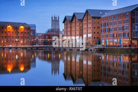Gloucester docks e Cattedrale riflessa in banchina sulla nitidezza al crepuscolo Foto Stock