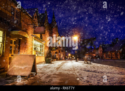 Broadway, Gloucestershire high street snowy scena in Cotswolds Foto Stock