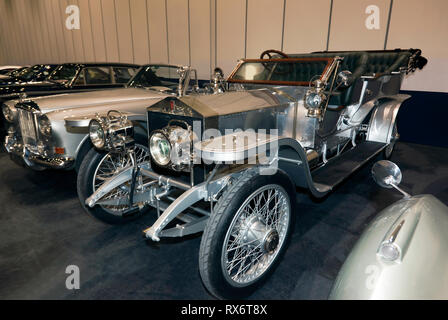 Tre quarti di vista anteriore di una Rolls Royce Silver Ghost, sul display nella zona paddock del 2019 London Classic Car Show Foto Stock