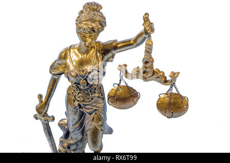 La foto della statua dorata di giustizia isolati su sfondo bianco. Foto Stock