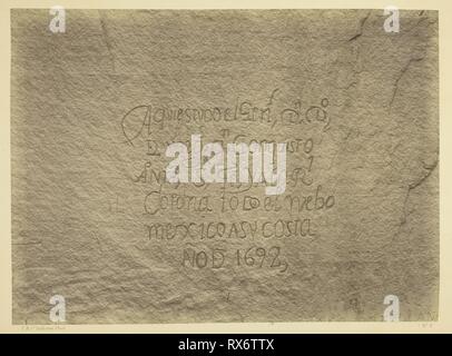 Storico Record spagnoli della conquista, lato sud di iscrizione Rock, N.M. & Geografiche esplorazioni geologiche e sondaggi a ovest del centesimo meridiano. Spedizione del 1873. -Lieut. Geo. M. WHEELER, Corps. di ingegneri, comandare. Timothy O'Sullivan; American, nato in Irlanda, 1840-1882. Data: 1873. Dimensioni: 20,1 x 27,2 cm (l'immagine/carta); 39,3 x 49,9 cm (mount). Albume stampa, dall'album "geografiche & esplorazioni geologiche e sondaggi a ovest del meridiano del centenario", vol. 1. Origine: Stati Uniti. Museo: Chicago Art Institute. Foto Stock