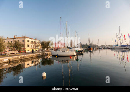 Barche ormeggiate a Bardolino, lago di Garda, Italia Foto Stock