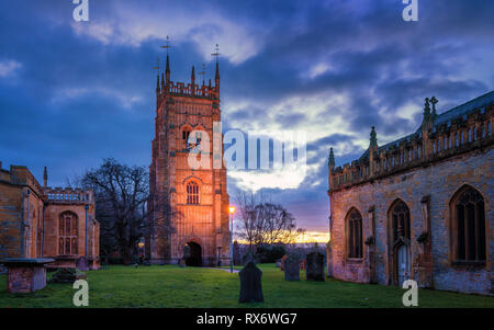 Evesham torre campanaria in Worcestershire. San Lorenzo e la chiesa di Abbey Park a sunrise Foto Stock