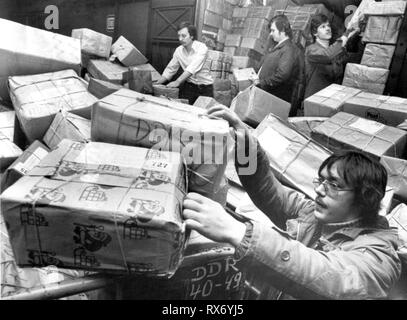 Come ogni anno il 300 dipendenti del Braunschweig post office, come qui il 14 dicembre 1978, hanno molto da fare per far fronte alle inondazioni di pacchi di Natale per la RDT. | Utilizzo di tutto il mondo Foto Stock