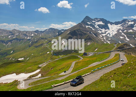 Curve a serpentina sulla Strada alpina del Grossglockner / Großglockner-Hochalpenstraße, percorso panoramico a Salisburgo, Austria Foto Stock