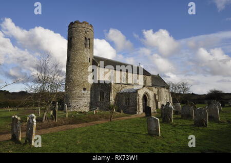 St Mary's torre rotonda chiesa, Roughton Norfolk England Regno Unito Foto Stock