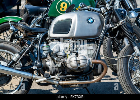 Custom BMW cafe racer bobber motocicli. Brooklands, Weybridge, Surrey, Inghilterra Foto Stock