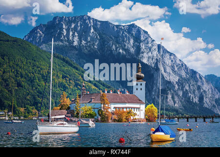 Vista panoramica su Gmunden Schloss Ort o Schloss Orth nel lago Traunsee nella città di Gmunden. Schloss Ort è un'Austria Foto Stock