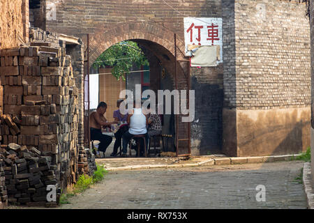 Agosto 2013 - Pingyao, Shanxi, Cina - la popolazione locale giocando in un cortile di Pingyao città antica. Di Pingyao è un sito patrimonio mondiale dell'UNESCO Foto Stock