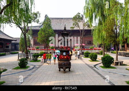 Agosto 2013 - Pingyao, Shanxi, Cina - i turisti nel cortile del Tempio di Confucio in Pingyao. Conosciuto come uno dei villaggi meglio conservati della Cina, Pi Foto Stock