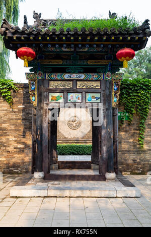 Agosto 2013 - Pingyao, Cina - Bella scolpita in legno porta in uno dei tanti cortili di Pingyao Città Antica, nella provincia di Shanxi, Cina. È Pingyao Foto Stock