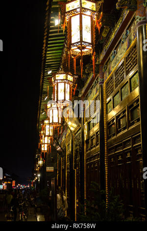 Agosto 2013 - Pingyao, Shanxi, Cina - lampadine tradizionali di notte in Pingyao South Street, una delle principali della città vecchia. Di Pingyao è un patrimonio mondiale il suo Foto Stock