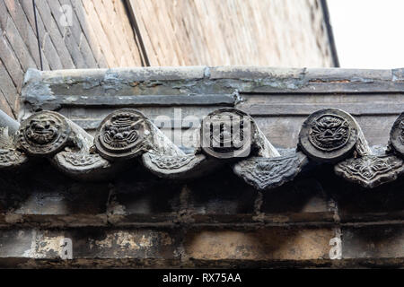 Agosto 2013 - Pingyao, nella provincia di Shanxi, Cina - piastrelle decorate in uno dei cortili di Ri Sheng Chang, la più antica banca del mondo di ancie Pingyao Foto Stock