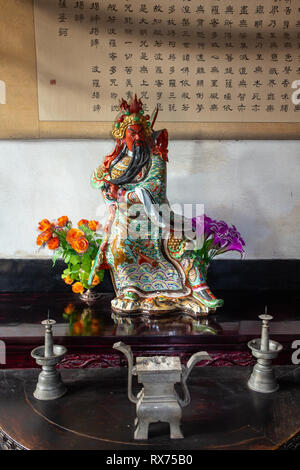 Agosto 2013 - Pingyao, nella provincia di Shanxi, Cina - Cinese tradizionale statua di porcellana in Pingyao città antica. Di Pingyao è un sito Patrimonio Mondiale dell'UNESCO Foto Stock