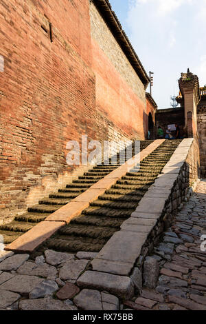 Agosto 2013 - Zhangbi Cun, Cina - una delle strade del villaggio di Zhangbi Cun, vicino a Pingyao, famosa per la sua fortezza della metropolitana che è la oldes Foto Stock