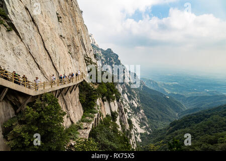 Luglio 2016, Dengfeng, Cina. I turisti a piedi sul Monte Songshan, il più alto delle 5 montagne sacre della Cina dedicato al Taoismo che si erge sopra la Foto Stock