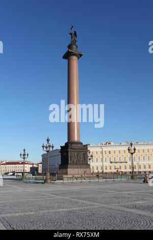 San Pietroburgo, Russia, febbraio 16, 2015 Alexander colonna sulla piazza del palazzo Foto Stock