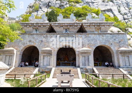 Luglio 2017 - Denfeng, Henan, Cina - Sanhuang Basilica sulla sommità del monte Songshan. Songshan è il più alto delle 5 montagne sacre della Cina dedi Foto Stock