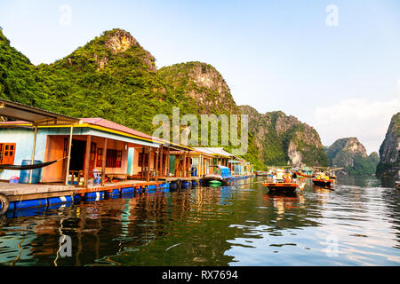 Aug 2016, Halong Bay, Vietnam. I pescatori villaggio galleggiante nella baia di Halong. Impostare nel golfo del Tonchino, Halong Bay è un sito Patrimonio Mondiale dell'UNESCO, famosa Foto Stock