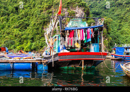 Aug 2016, Halong Bay, Vietnam. Barche di pescatori nella baia di Halong. Impostare nel golfo del Tonchino, Halong Bay è un sito Patrimonio Mondiale dell'UNESCO, famoso per la sua ka Foto Stock