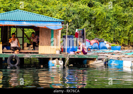 Aug 2016, Halong Bay, Vietnam. Le scene di vita quotidiana in uno dei borghi di pescatori nella baia di Halong. Impostare nel golfo del Tonchino, Halong Bay è un'UNESCO WOR Foto Stock