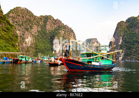 Aug 2016, Halong Bay, Vietnam. Barche di pescatori nella baia di Halong. Impostare nel golfo del Tonchino, Halong Bay è un sito Patrimonio Mondiale dell'UNESCO, famoso per la sua ka Foto Stock