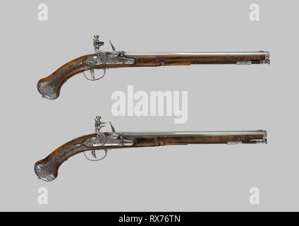 Coppia di custodia Flintlock Pistols. Lazzarino Cominazzo; Italiano, Brescia, xvii secolo. Data: 1650-1680. Dimensioni: L. 55 cm (21 5/8 in.) canna L. 37,5 cm (14 3/4 in.) calibro .54 Wt. 1 lb. 14 oz. ciascuna. Radice di edera, ottone e acciaio. Origine: Italia. Museo: Chicago Art Institute. Foto Stock