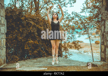 Giovane donna dancing in un giardino Foto Stock