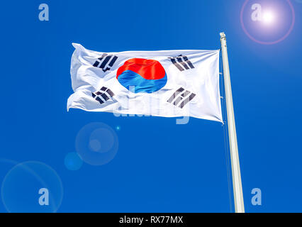 Bandiera della Corea del Sud in volo il vento contro il cielo blu Foto Stock