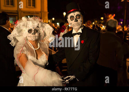 Alcuni dei partecipanti vengono mascherati come morti per la danza tenuto nella piazza della città in occasione della celebrazione del Giorno dei Morti. Foto Stock