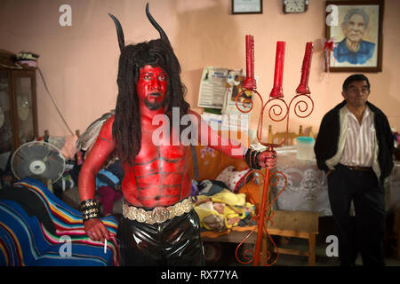 Durante la 'muerteada' il giorno dei morti, i partecipanti dress up in costume che rappresentano mostri e personaggi horror Foto Stock
