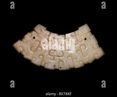 A forma di arco, pendente (Huang). Cina. Data: 600 BC-400 BC. Dimensioni: diam. 4 3/8 in.; 1 11/16 × 1/16 in. Jade. Provenienza: Cina. Museo: Chicago Art Institute. Foto Stock