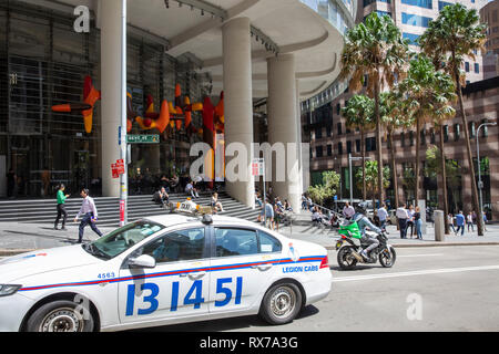 Taxi di Sydney e il motociclista pass No 1 Bligh street edificio per uffici nel centro di Sydney, Australia Foto Stock