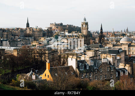 Edimburgo, Scozia - Febbraio 9, 2019 - La vista della Città Vecchia e il castello di Calton Hill Foto Stock