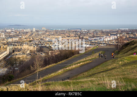 Edimburgo, Scozia - Febbraio 9, 2019 - La vista di Leith e il Firth of Forth da Calton Hill Foto Stock