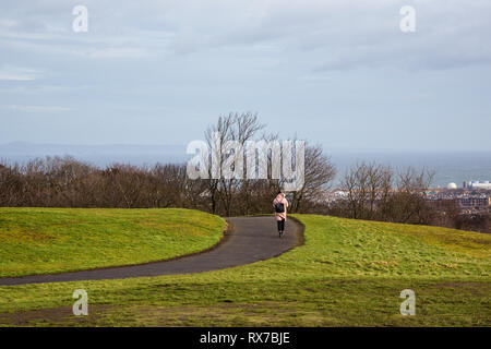 Edimburgo, Scozia - Febbraio 9, 2019 - Calton Hill è in fondo di Princes Street Foto Stock
