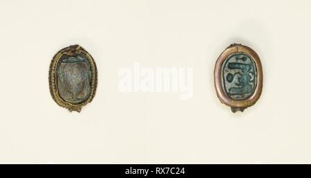 Scarabeo: scarabeo alato Beetle con geroglifici. Egiziano. Data: 1550 BC-1069 BC. Dimensioni: 1,6 × 1,1 × 0,6 cm (5/8 × 7/16 x 1/4 in.). Faience, metallo. Provenienza: Egitto. Museo: Chicago Art Institute. Autore: antica egiziana. Foto Stock