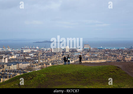 Edimburgo, Scozia - Febbraio 9, 2019 - La vista di Leith e il Firth of Forth da Calton Hill Foto Stock