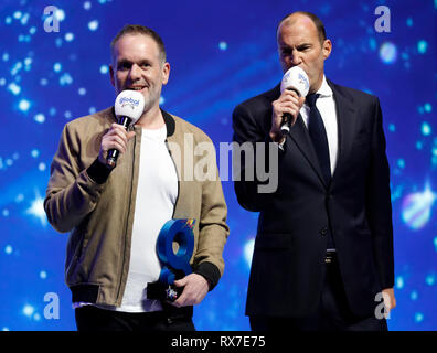 Chris Moyles (sinistra) e Johnny Vaughan sul palco durante il Global Awards 2019 con molto.co.uk tenutasi a Londra, Eventim Apollo Hammersmith. Foto Stock