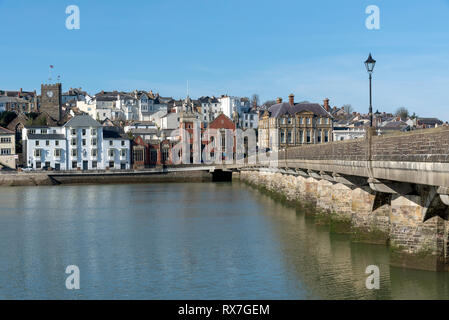 Bideford, North Devon, Inghilterra England Regno Unito. Marzo 2019. Bideford cittadina e la Bideford lungo ponte costruito nel 1850 vista da est l'acqua. Foto Stock