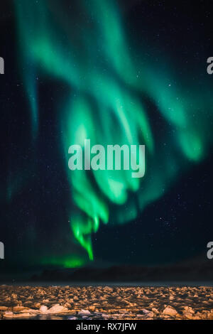 Aurora Boreale vista dalla piccola città artica di Pangnirtung oltre la congelati Cumberland Sound. Foto Stock