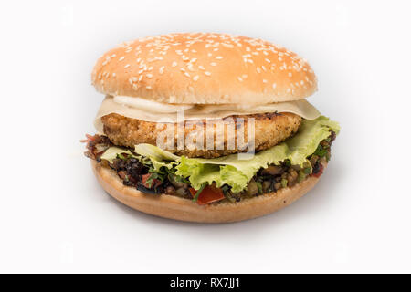 Cheeseburger con carne di manzo cotoletta, pancetta, pomodori e fette di formaggio e conditi con sugo di pomodoro e insalata verde per un ristorante menu su un bianco backgr isolato Foto Stock