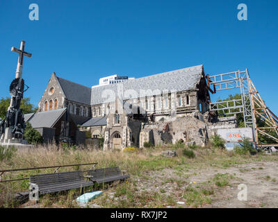 Il earhquake vecchio danneggiato la cattedrale di Christchurch in Nuova Zelanda che mostra la protezione in metallo ponteggi mantenendolo al sicuro da ulteriori danni Foto Stock