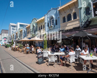 Persone mangiare a tavoli esterni edifici del patrimonio nella vecchia Regent Street Christchurch Nuova Zelanda Foto Stock