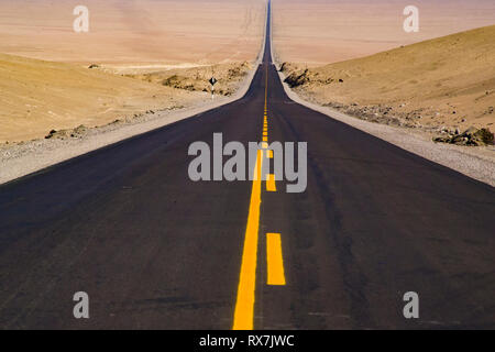 ATACAMA, Cile, per centinaia di chilometri la Panamericana corre dritto attraverso il deserto lungo la costa Foto Stock