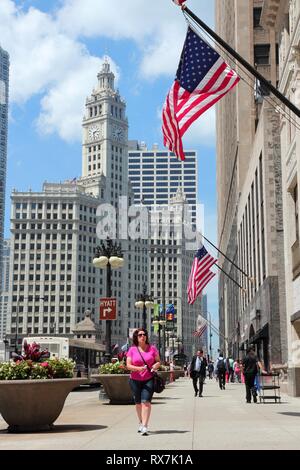 CHICAGO, Stati Uniti d'America - 27 giugno 2013: la gente a piedi nel centro cittadino di Chicago. Chicago è la terza più popolosa città statunitense con 2,7 milioni di residenti (8,7 milioni nel suo Foto Stock